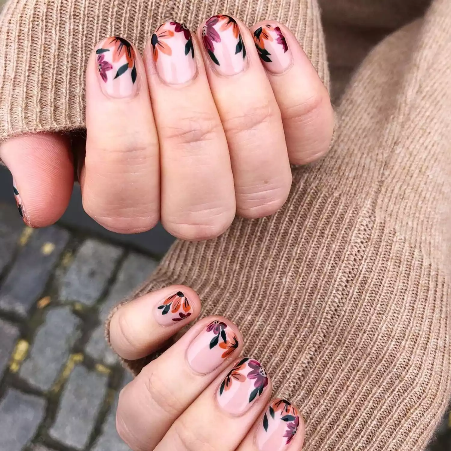 Nail Design Ideas: Fall Florals(@swaknails / Instagram)