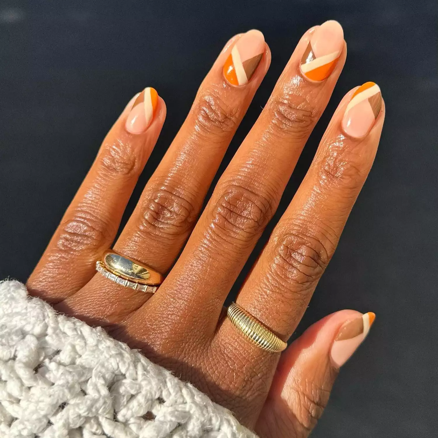Nail Design Ideas: Lots of Lines(@lolo.nailedit / Instagram)