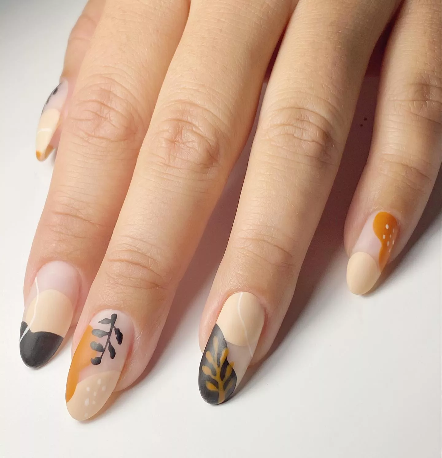 Nail Design Ideas: Neutral Nails(@soulinailsxo / Instagram)